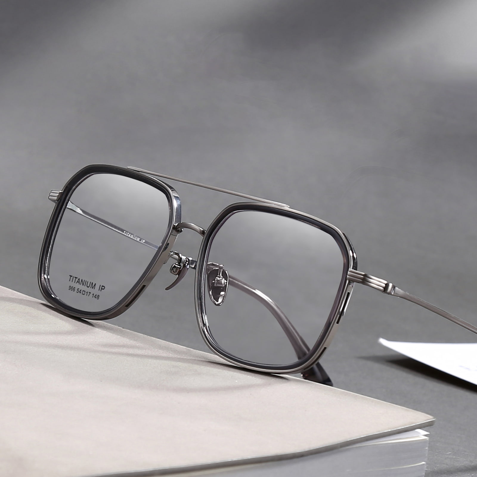966 piloter kan bruke solbriller Pure Titanium-briller