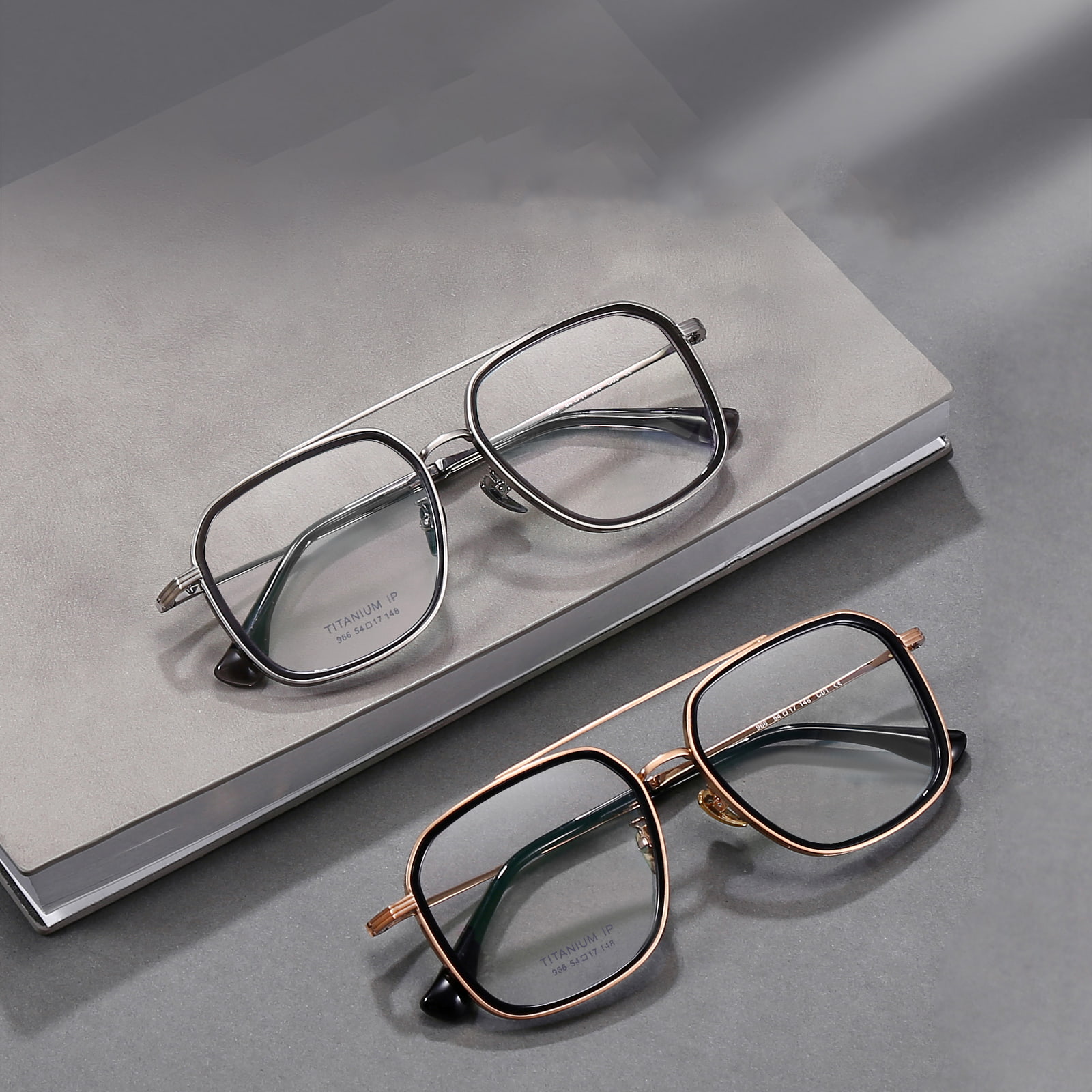 966 piloter kan bruke solbriller Pure Titanium-briller