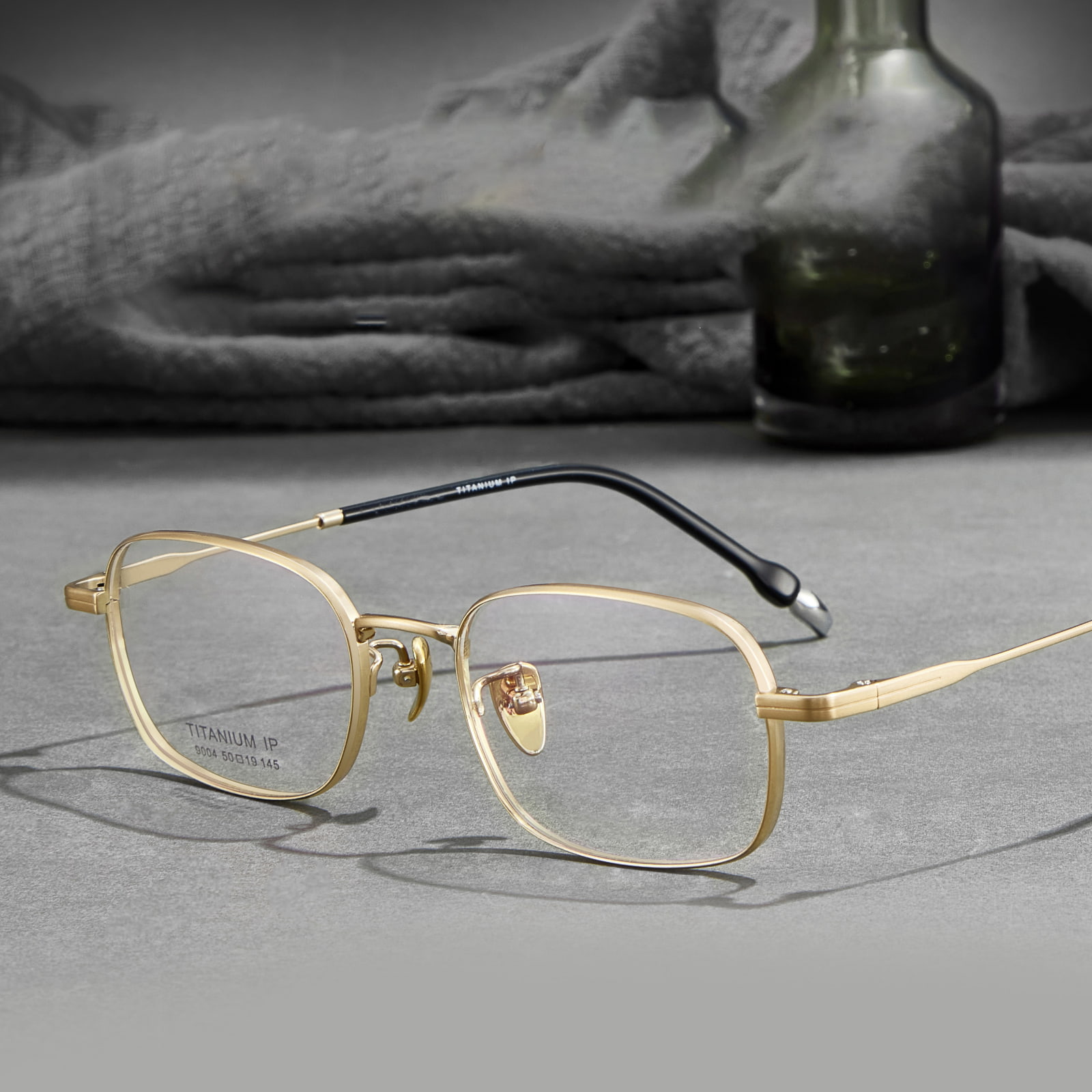 9004 sklisikre, rene titanbrille med bred kant