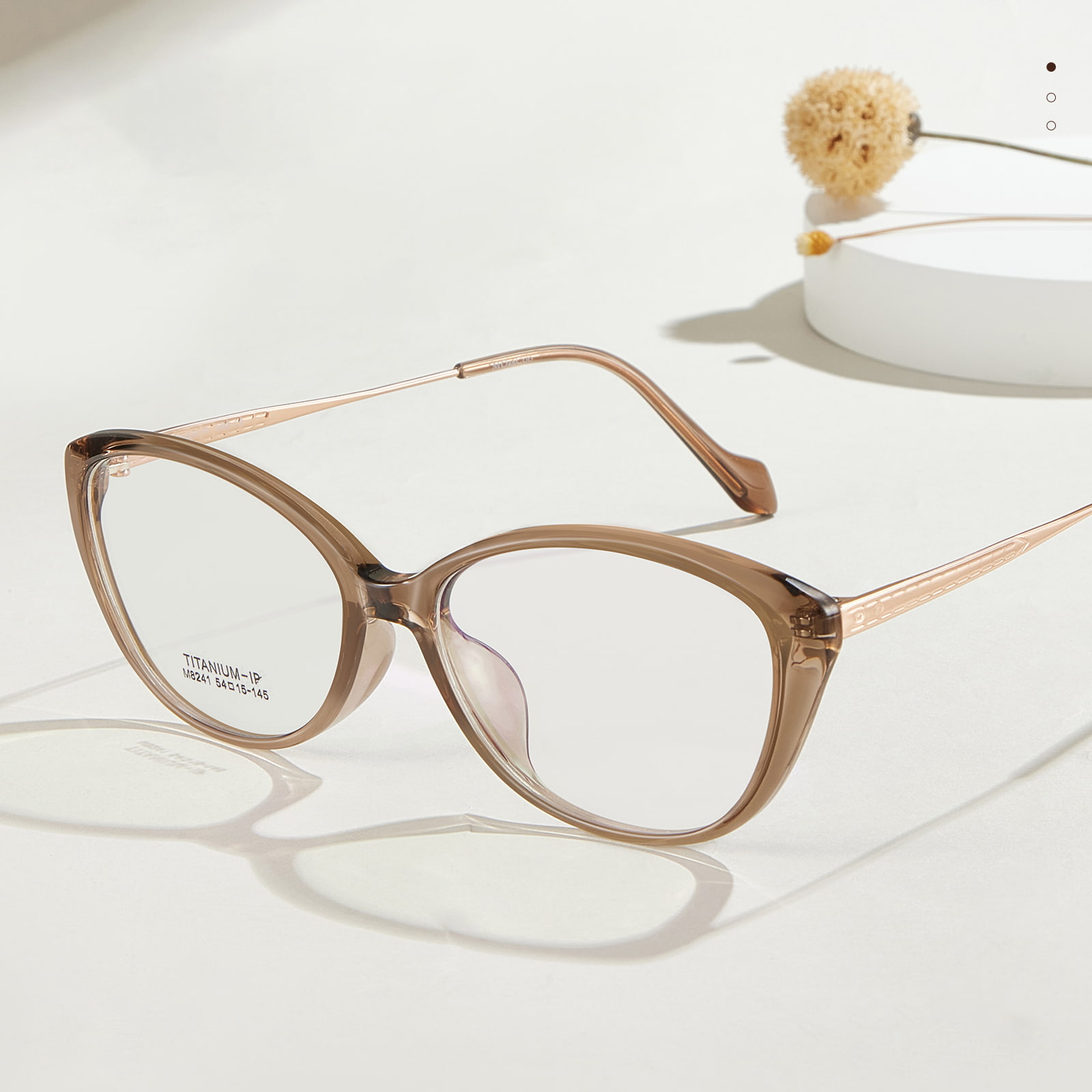 M8241 Bøybare, pregede titanben β titanbrille