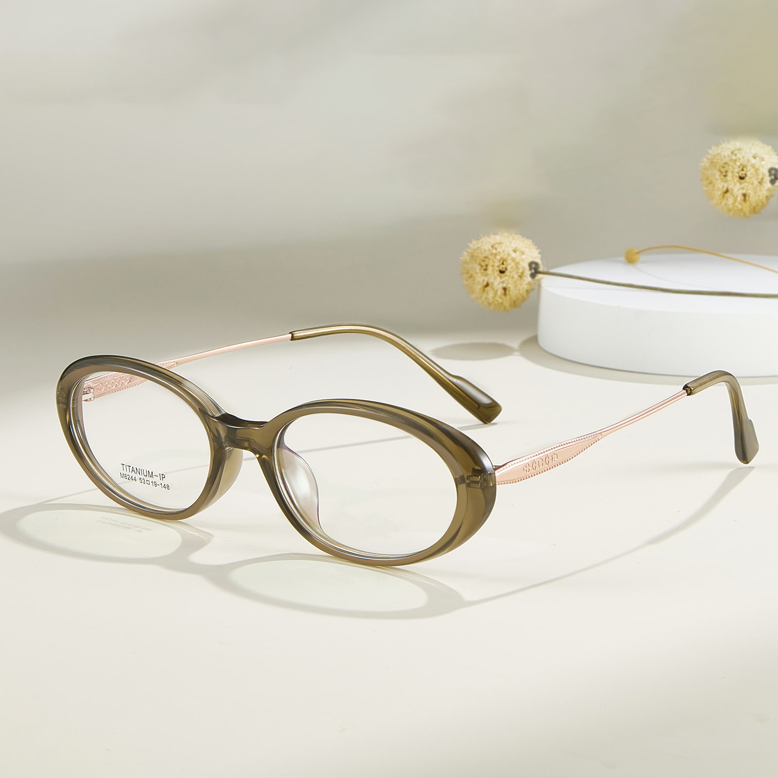 M8244 ovale, korrosjonsbestandige β titanbrille med bred kant