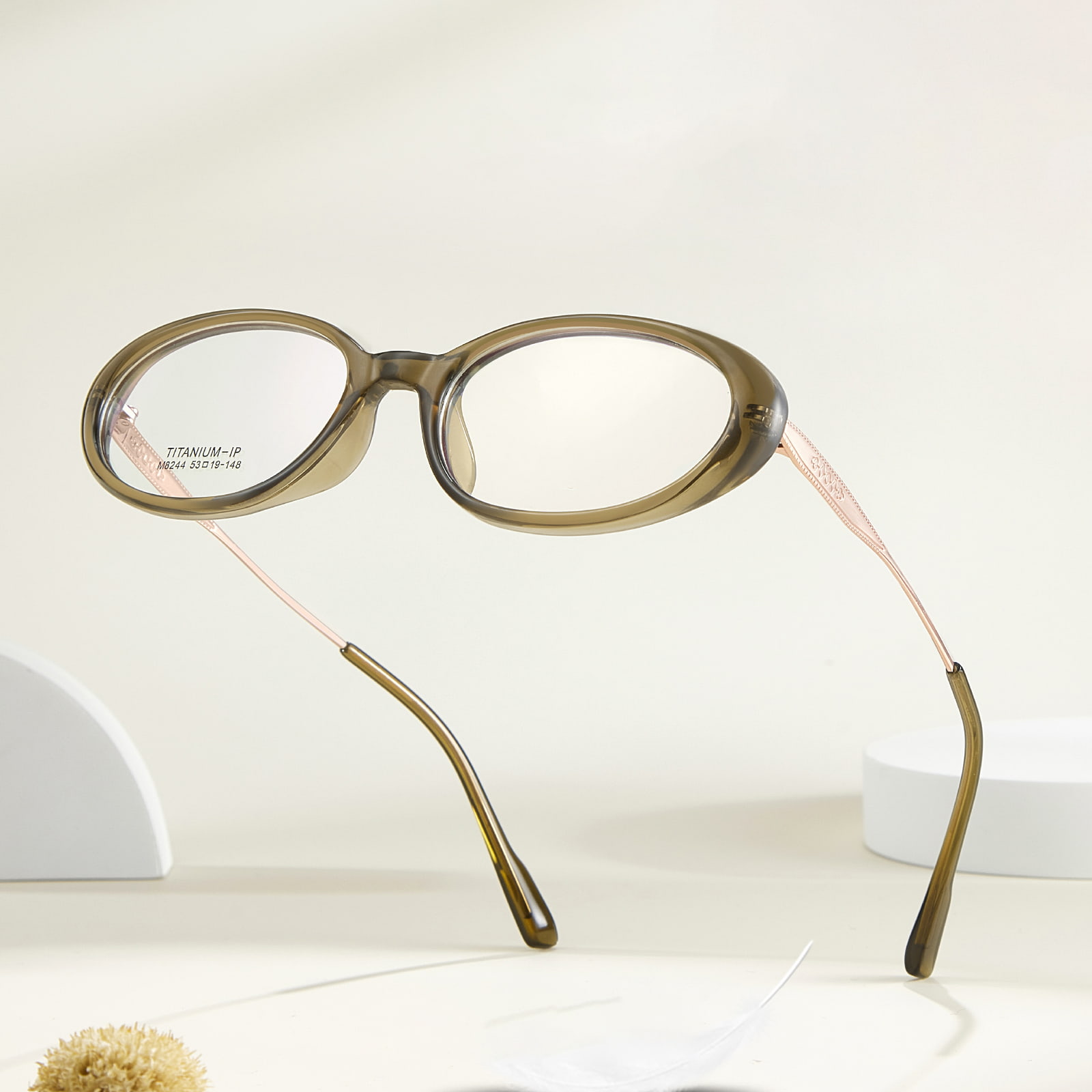 M8244 ovale, korrosjonsbestandige β titanbrille med bred kant